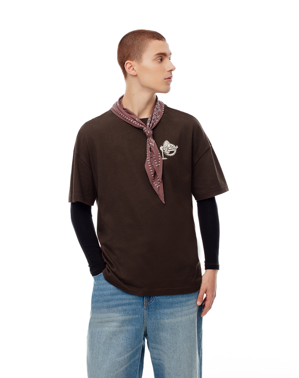 Camiseta regular fit manga corta chocolate