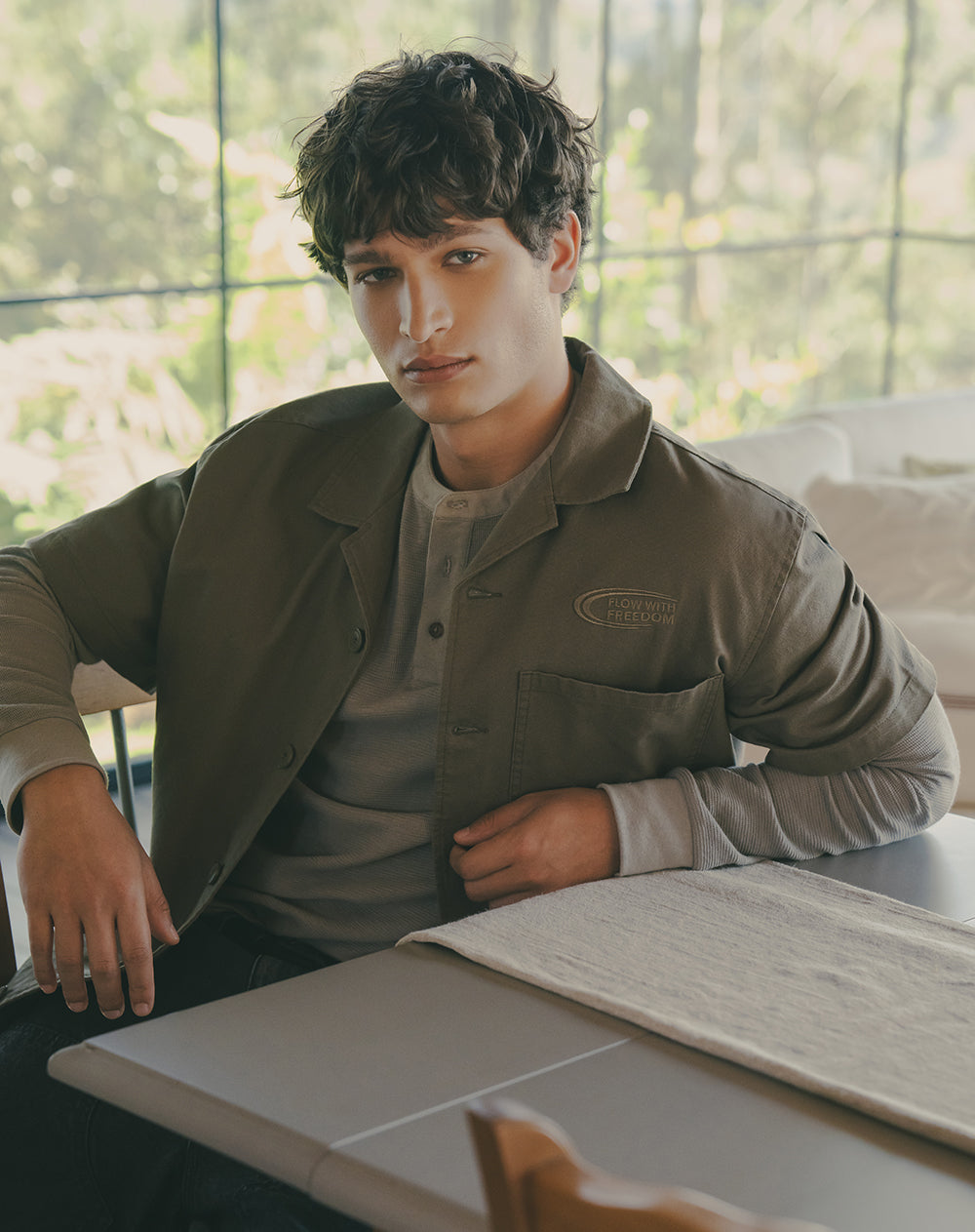 Camisa regular fit manga corta café