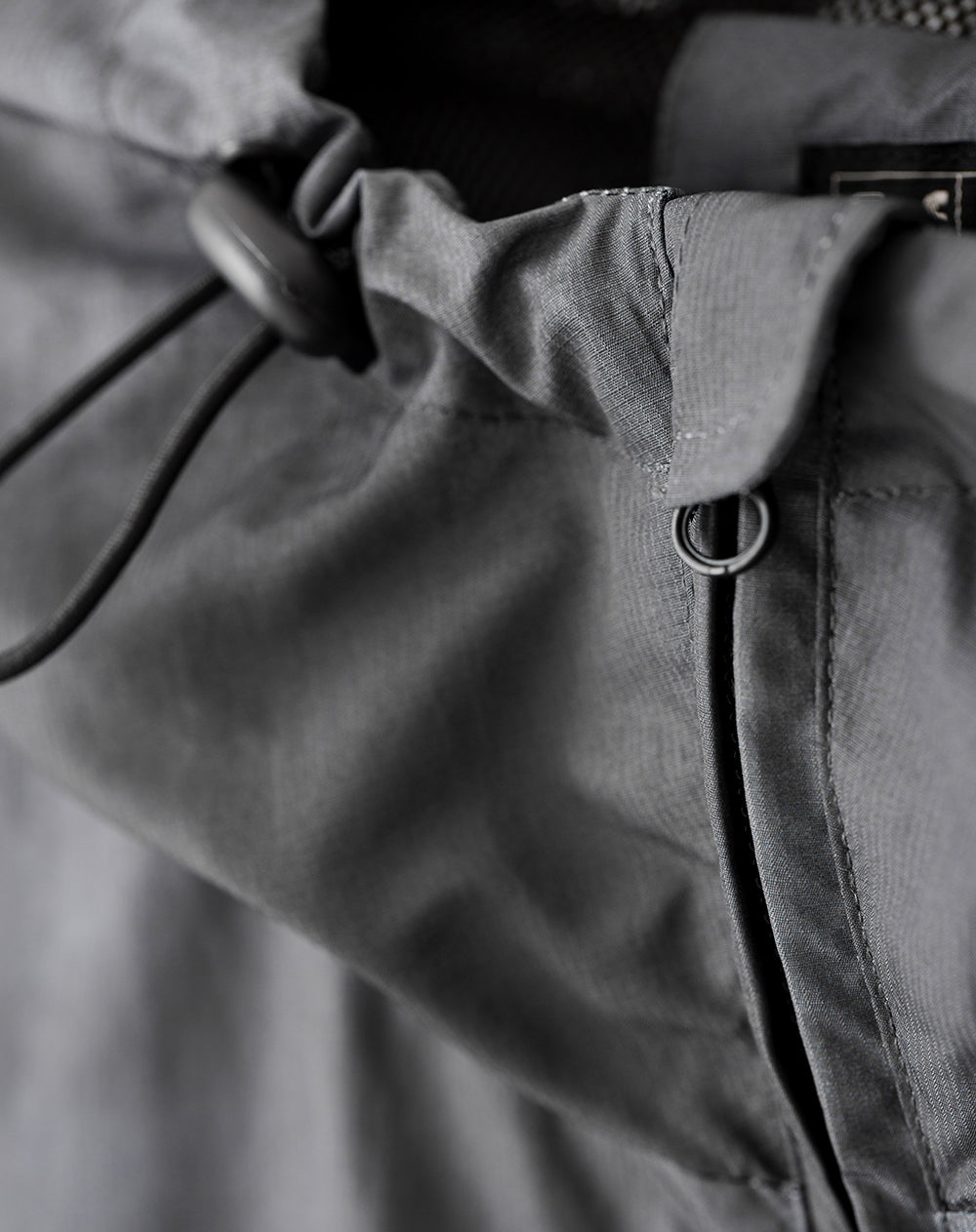 Chaqueta regular fit con capucha gris estampado
