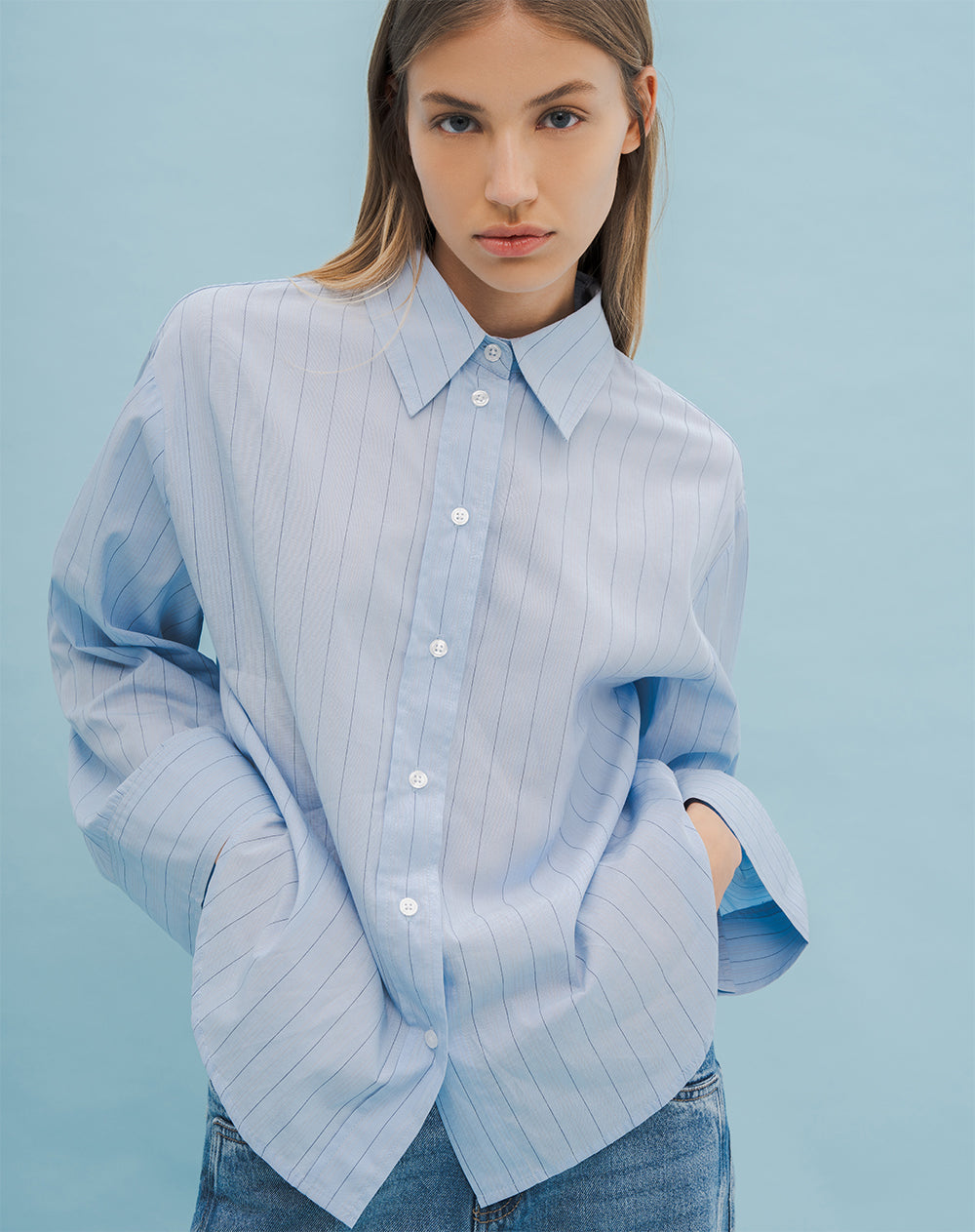 Camisa oversized fit manga larga azul con rayas