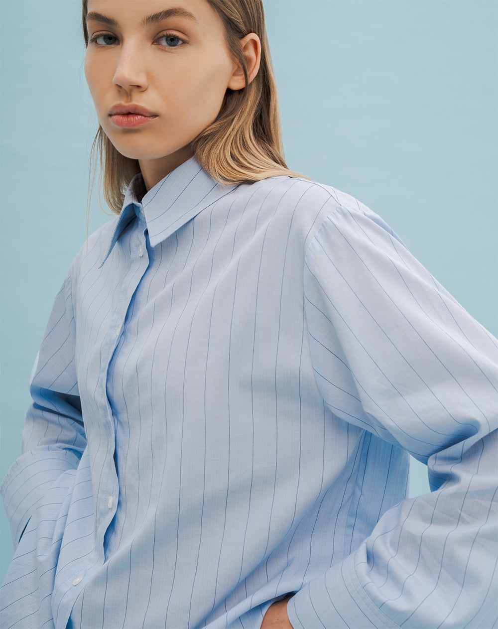 Camisa oversized fit manga larga azul con rayas