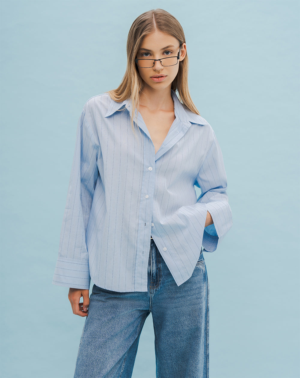 Camisa oversized fit manga larga azul con rayas