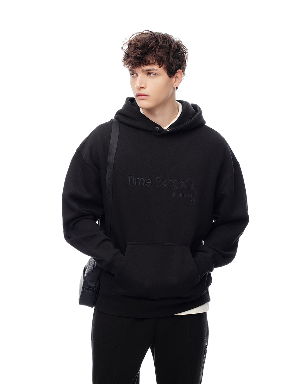 Buzo tipo hoddie negro hombre