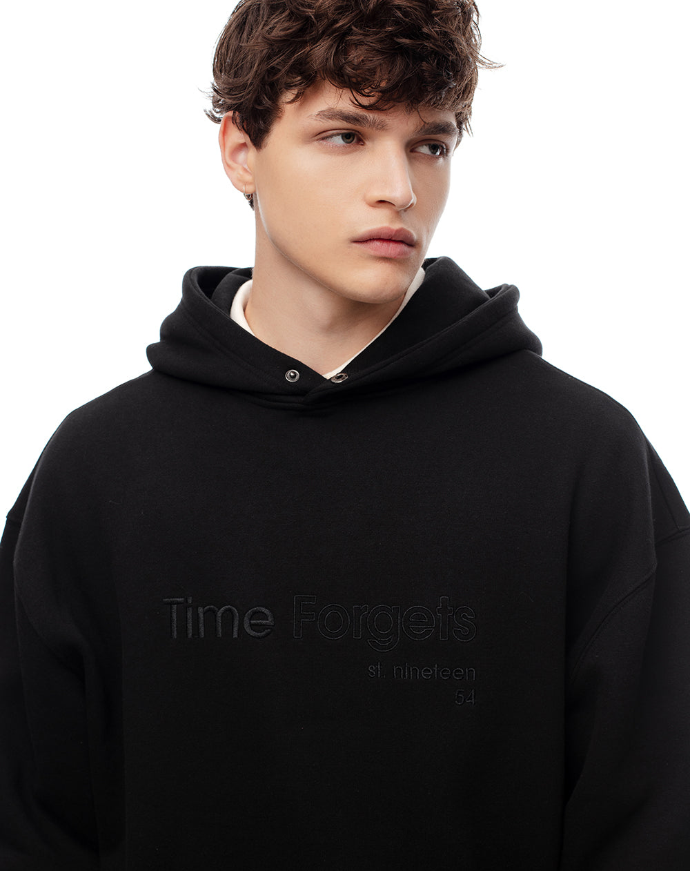 Buzo tipo hoddie negro hombre