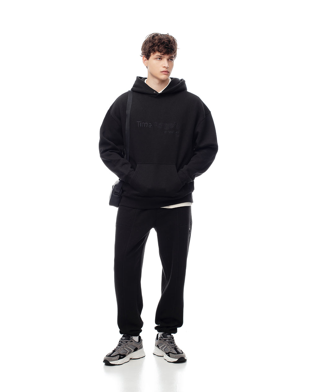 Buzo tipo hoddie negro hombre