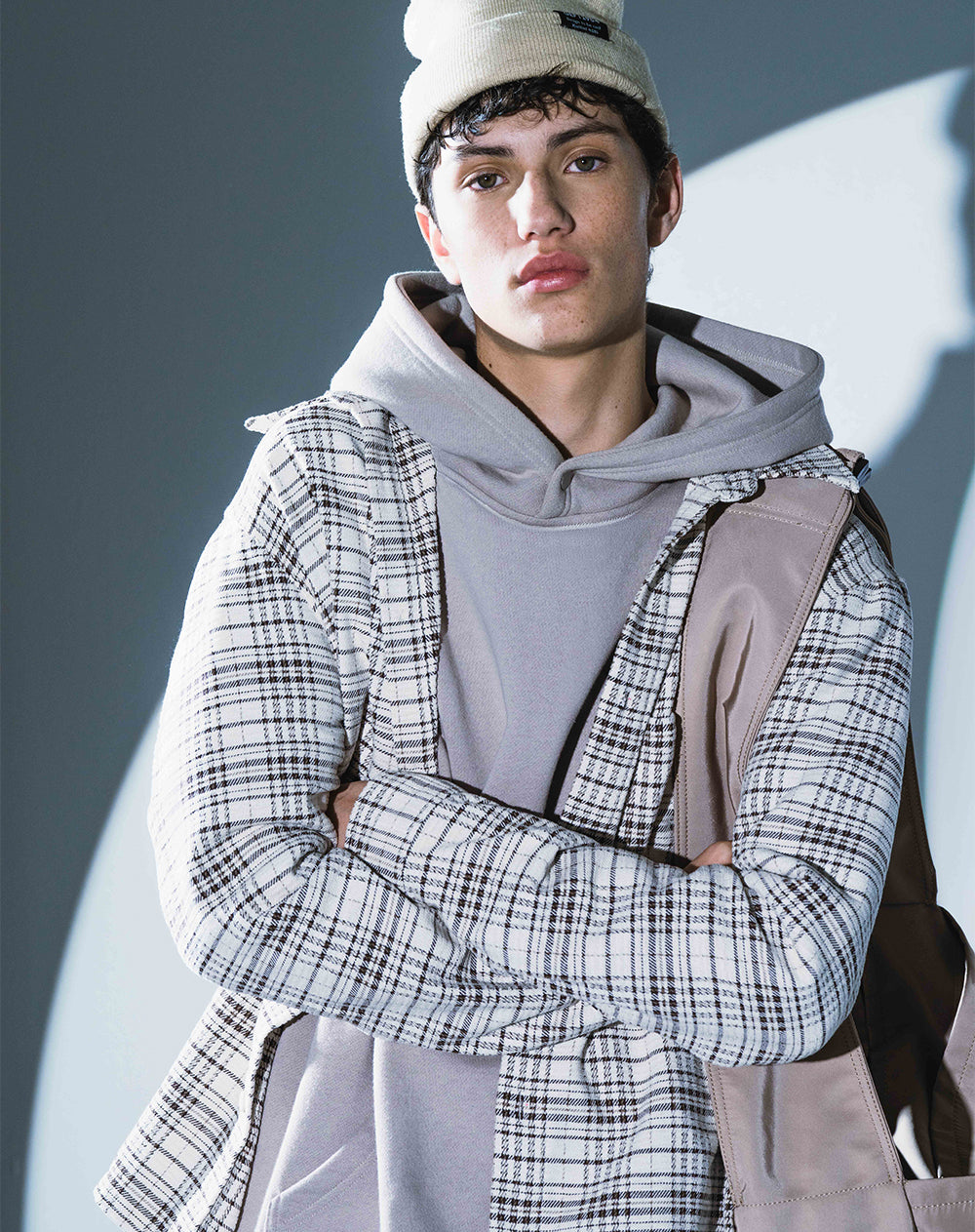 Buzo tipo hoddie café hombre