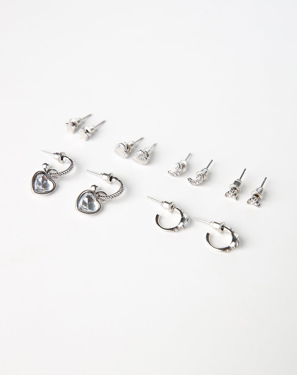 6 pares de aretes plateados