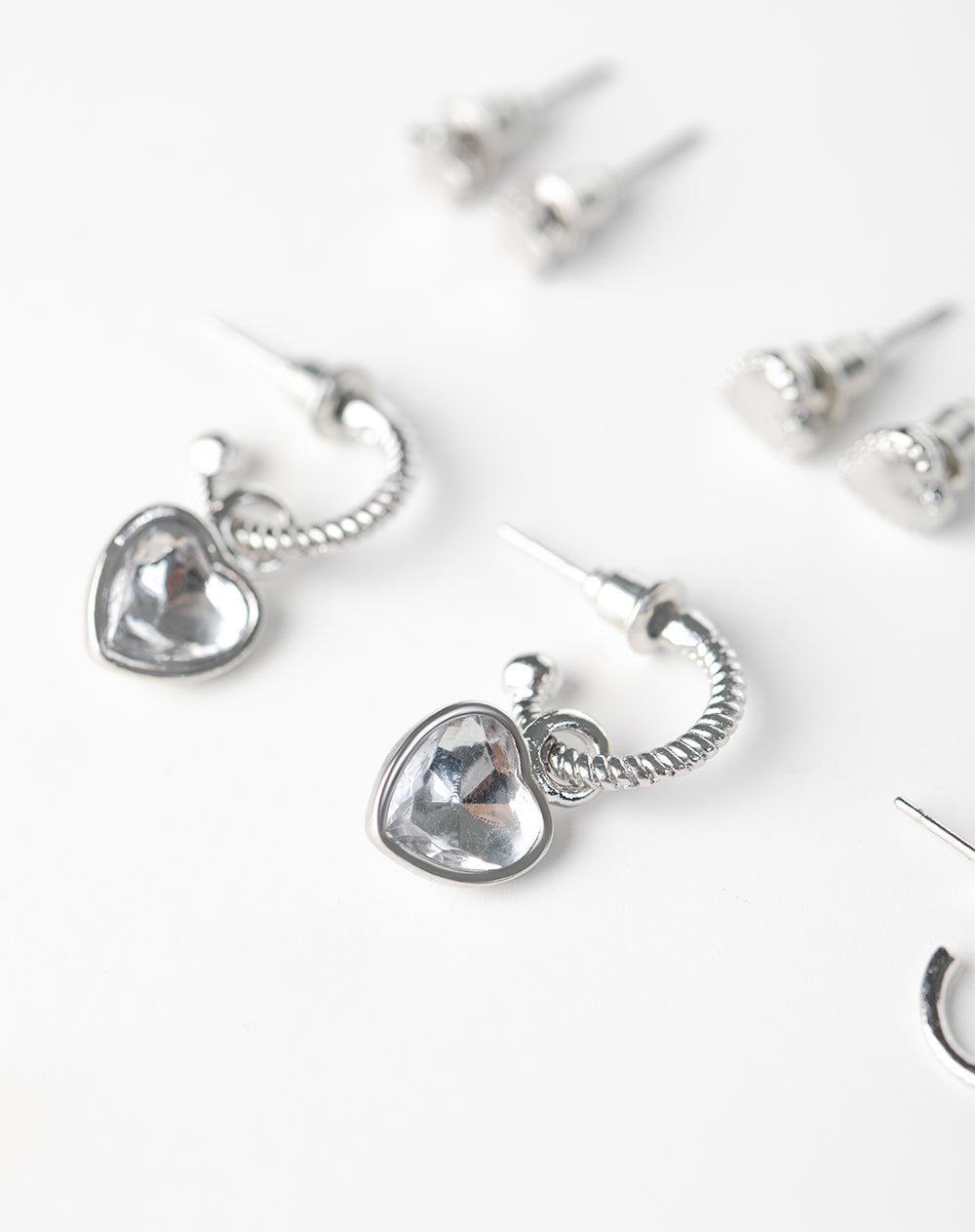6 pares de aretes plateados