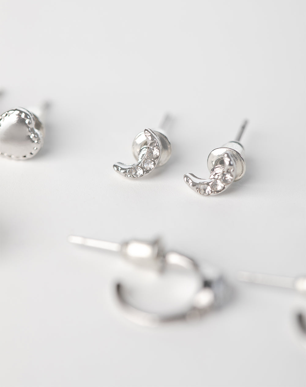 6 pares de aretes plateados