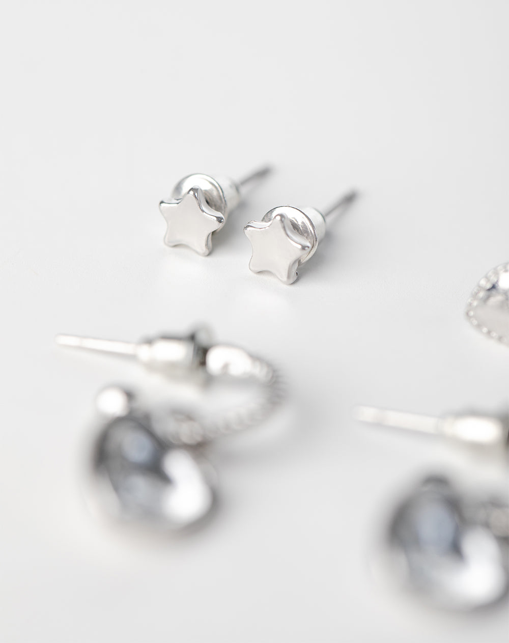 6 pares de aretes plateados