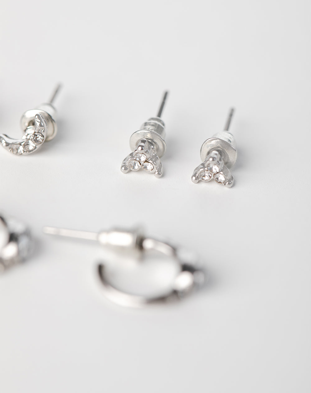 6 pares de aretes plateados