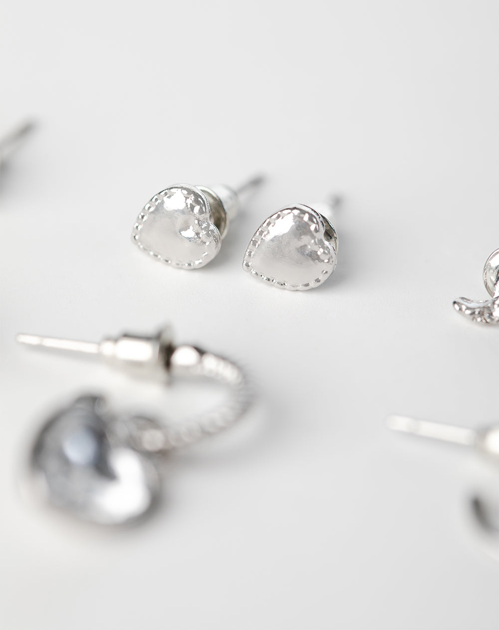 6 pares de aretes plateados
