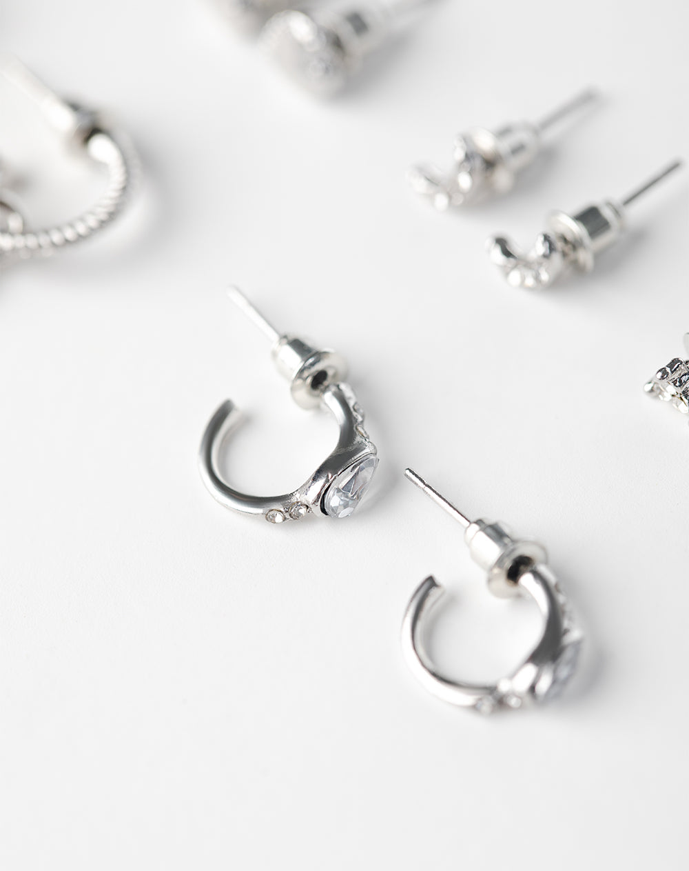 6 pares de aretes plateados