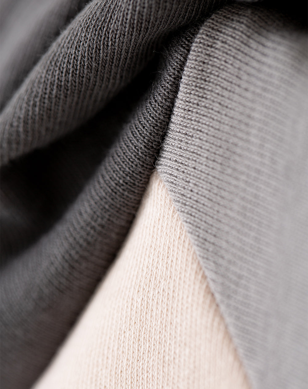 Buzo relaxed fit gris bloques