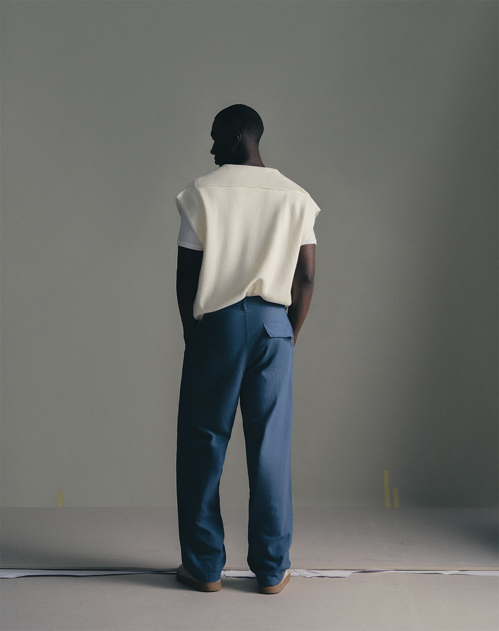 Pantalón regular fit tiro medio en drill azul oscuro