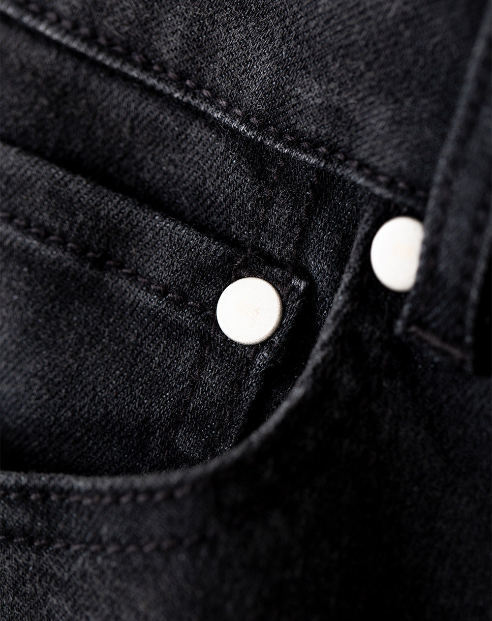 Jean regular fit tiro medio denim negro