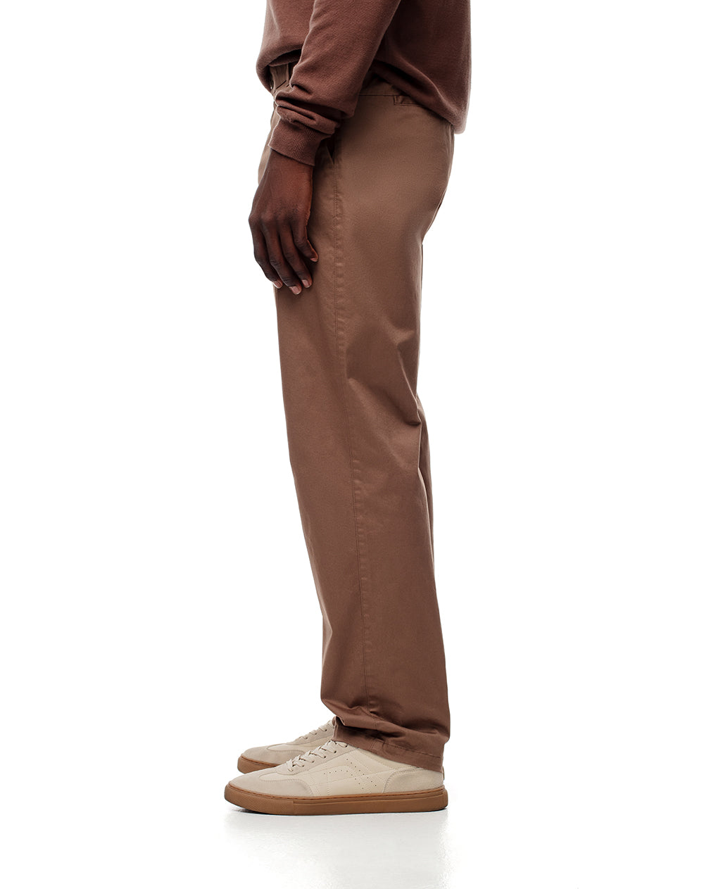 Pantalón regular fit tiro medio cafe
