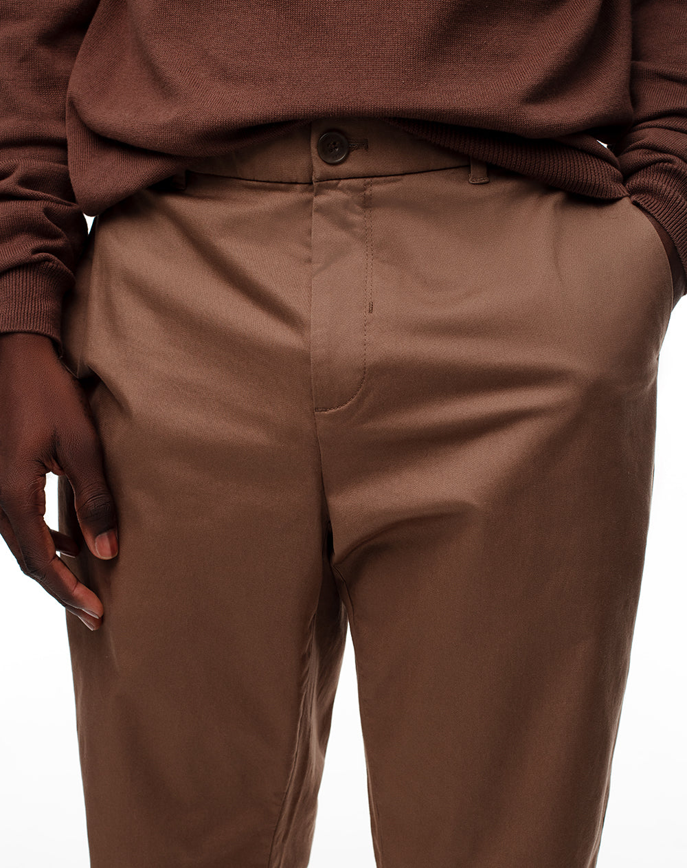 Pantalón regular fit tiro medio cafe