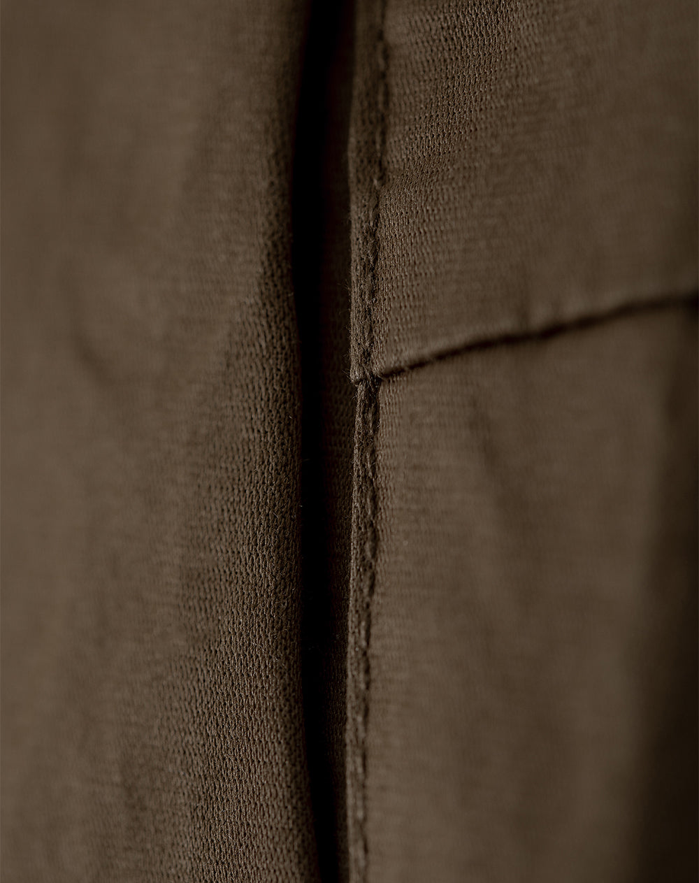 Pantalón regular fit tiro medio cafe