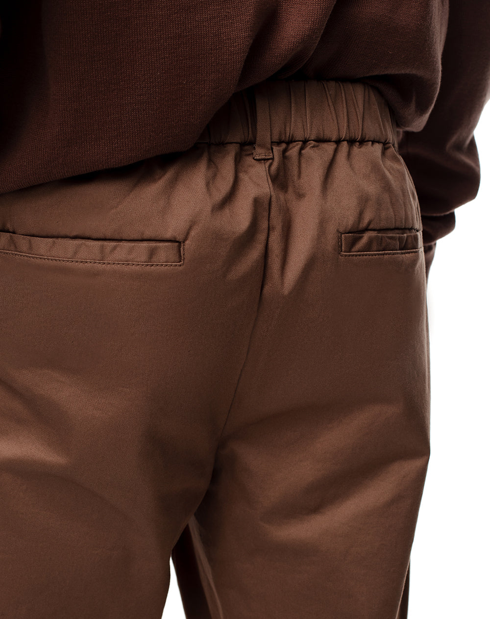 Pantalón regular fit tiro medio cafe