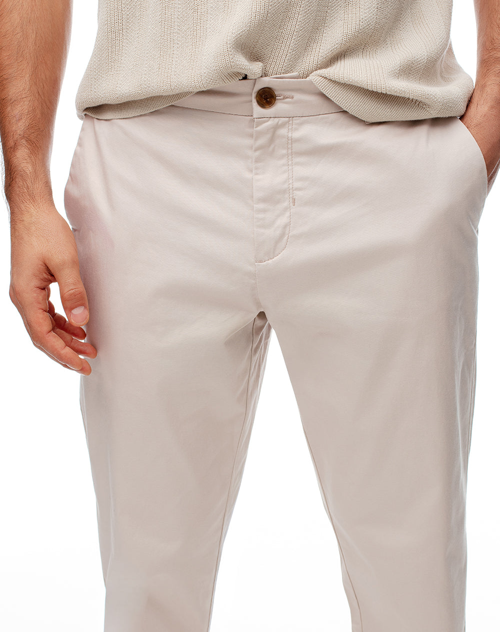 Pantalón regular tiro medio arena hombre