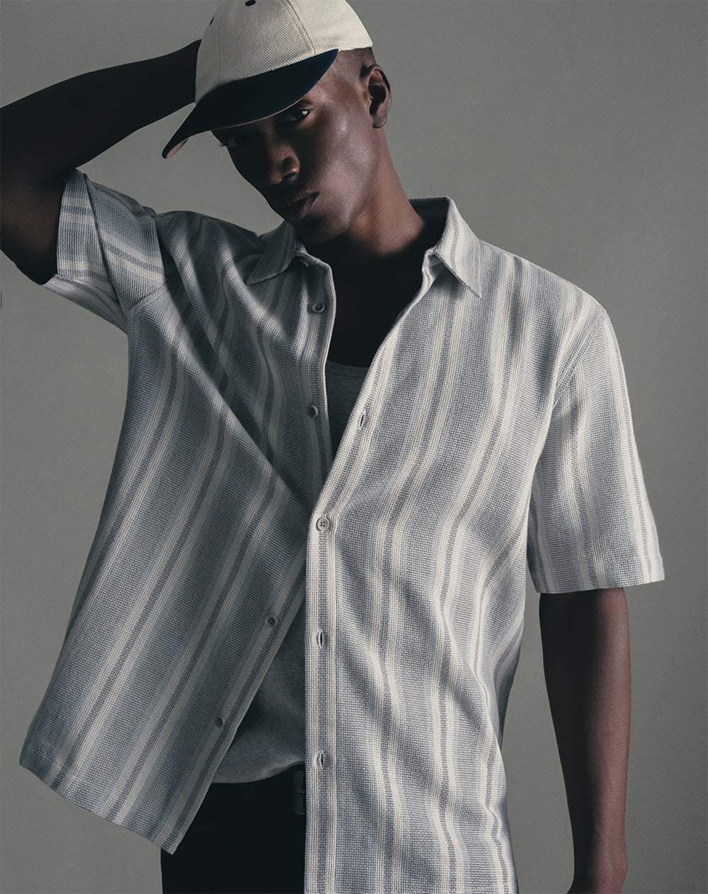 Camisa regular fit manga corta gris rayas