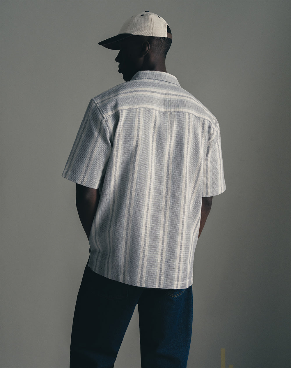 Camisa regular fit manga corta gris rayas
