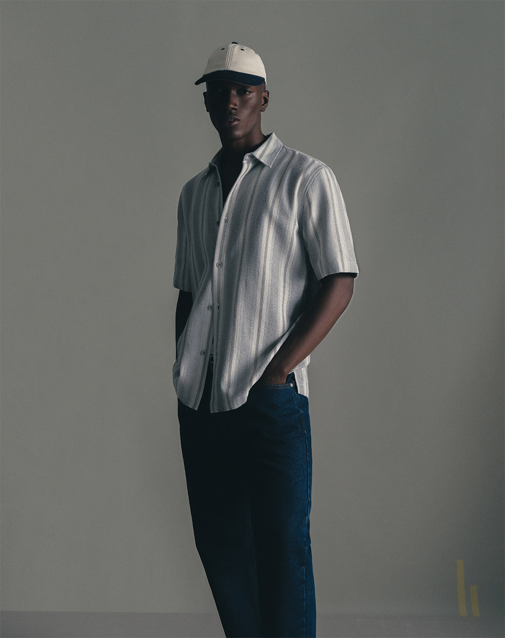 Camisa regular fit manga corta gris rayas