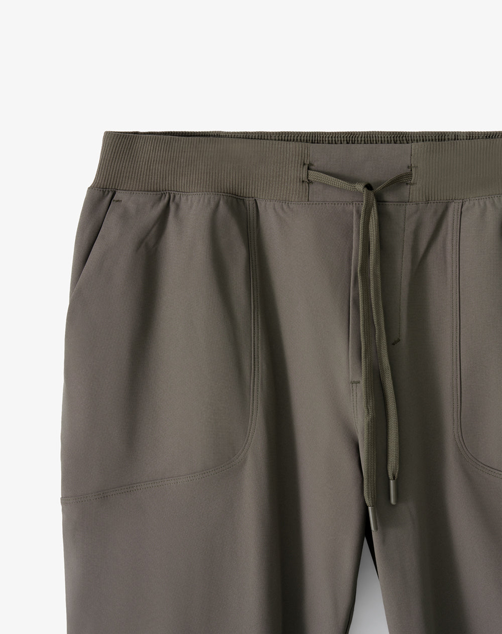 Jogger relaxed tiro medio café hombre