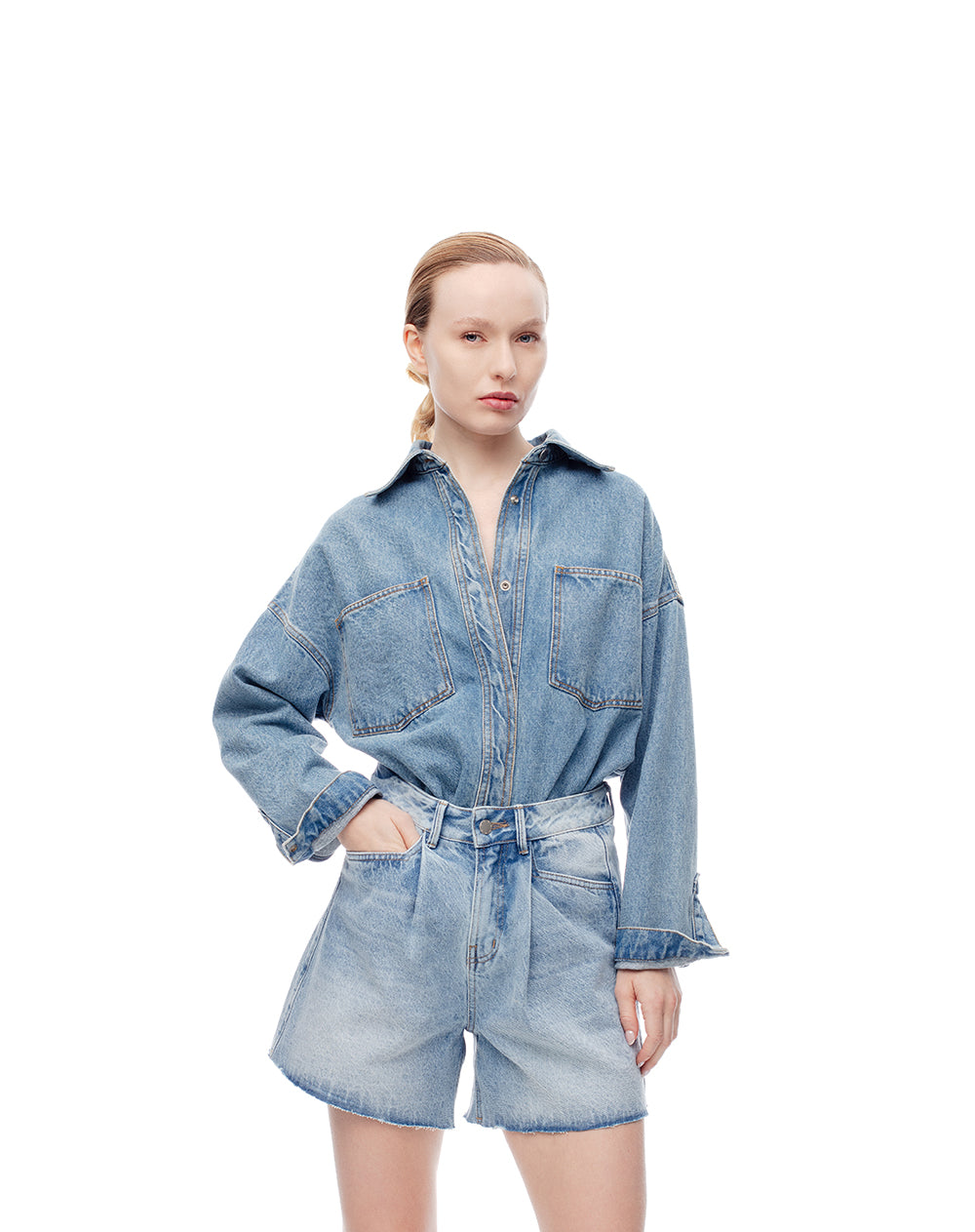 Short tiro alto denim pliegues delanteros indigo medio para mujer