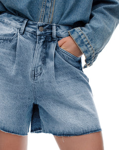 Short tiro alto denim pliegues delanteros indigo medio para mujer
