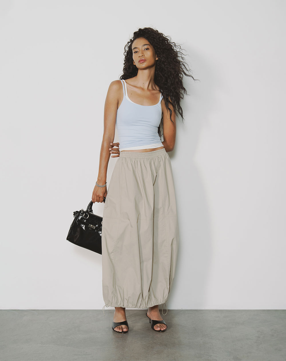 Falda larga tiro medio arena mujer