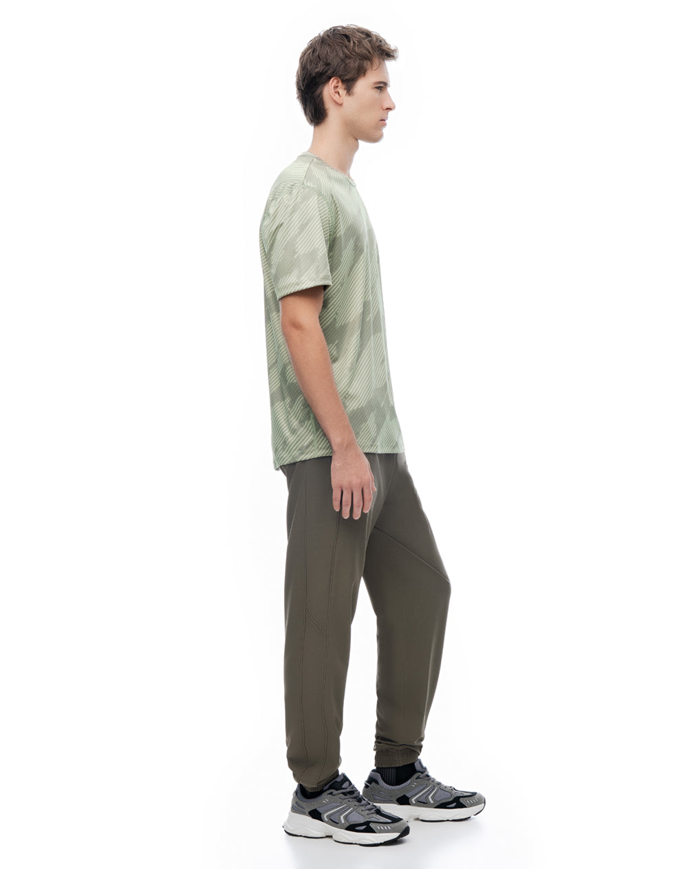 Jogger regular tiro medio café hombre