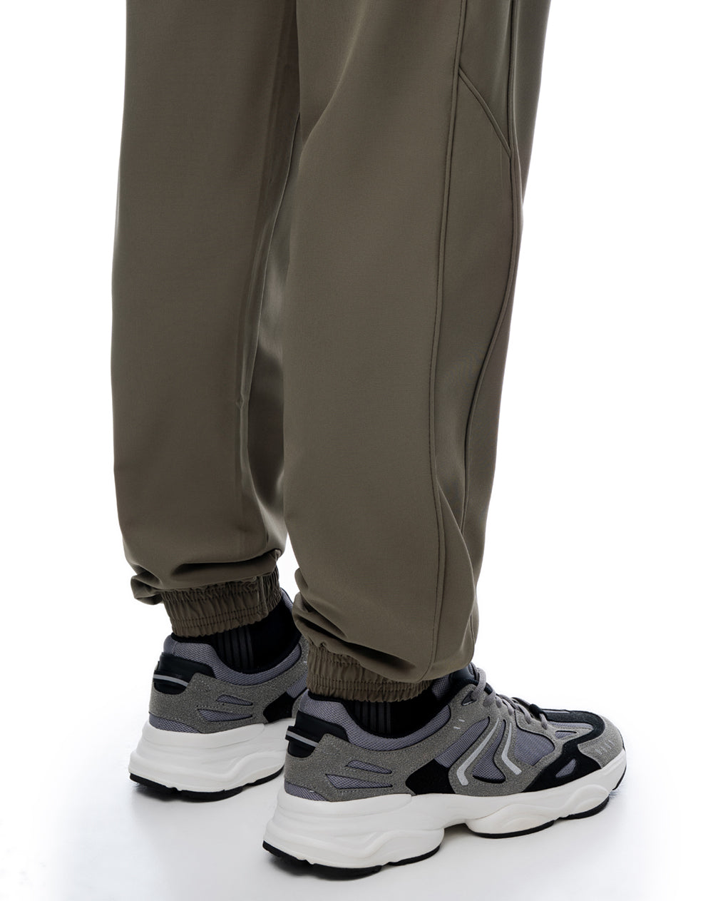 Jogger regular tiro medio café hombre