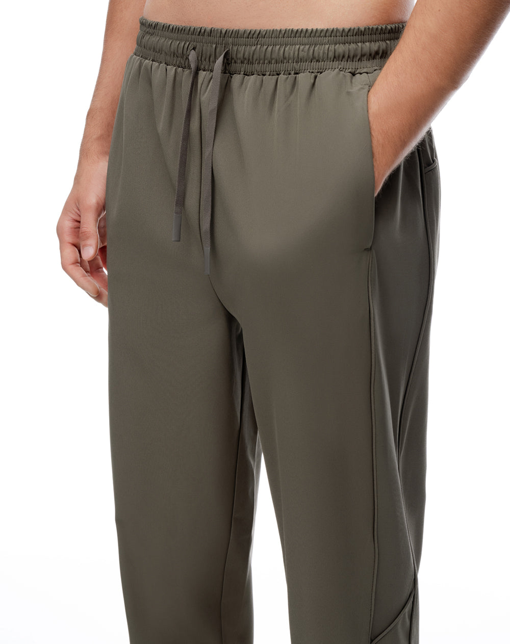 Jogger regular tiro medio café hombre