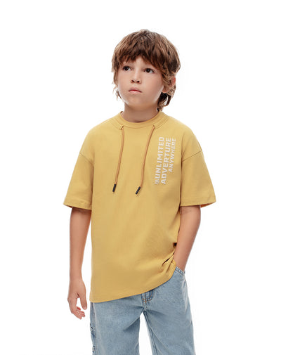 Camiseta regular algodón mostaza estampata niño