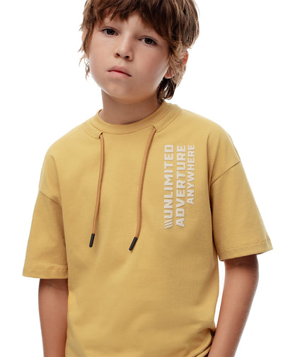 Camiseta regular algodón mostaza estampata niño