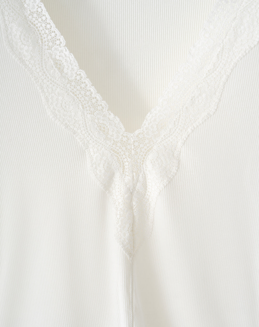 Camiseta slim con encaje blanco mujer