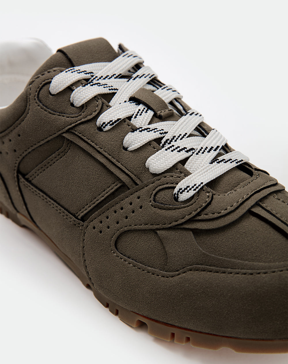 Tenis casuales tipo gamuza café mujer