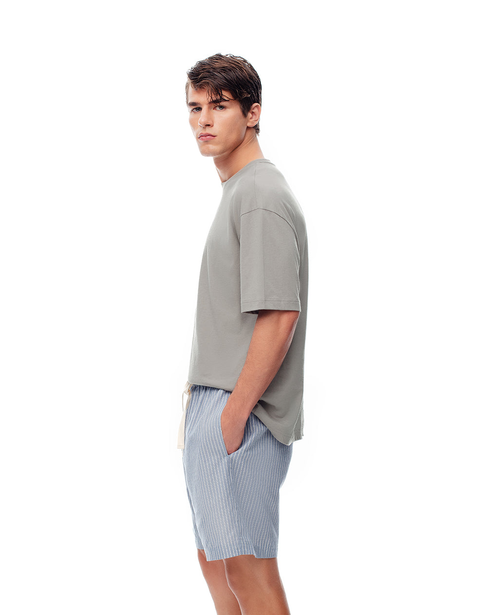 Bermuda regular fit azul con rayas