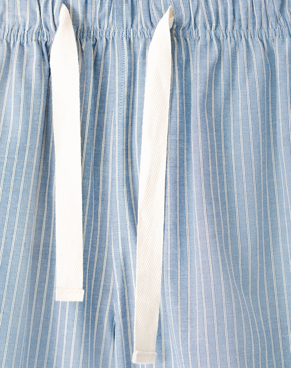 Bermuda regular fit azul con rayas