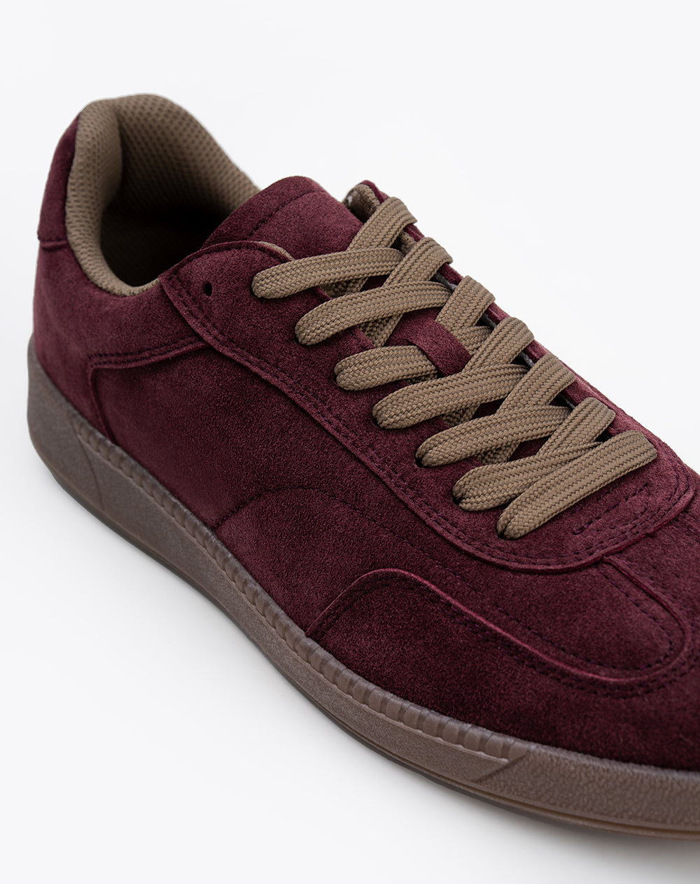 Tenis casuales tipo gamuza vinotinto hombre