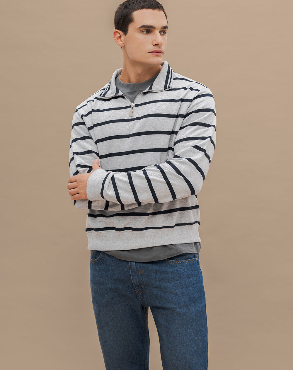 Buzo regular fit gris jaspe rayas