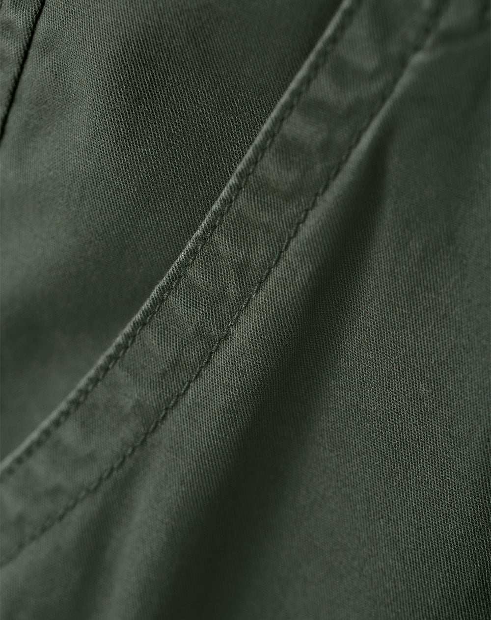 Bermuda Cargo regular fit en drill verde