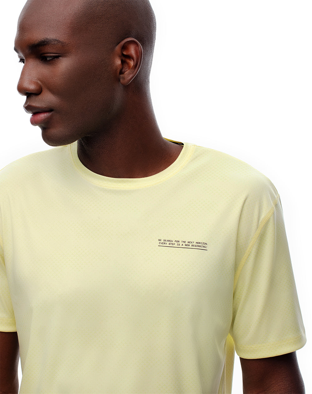 Camiseta slim fit manga corta amarillo estampado