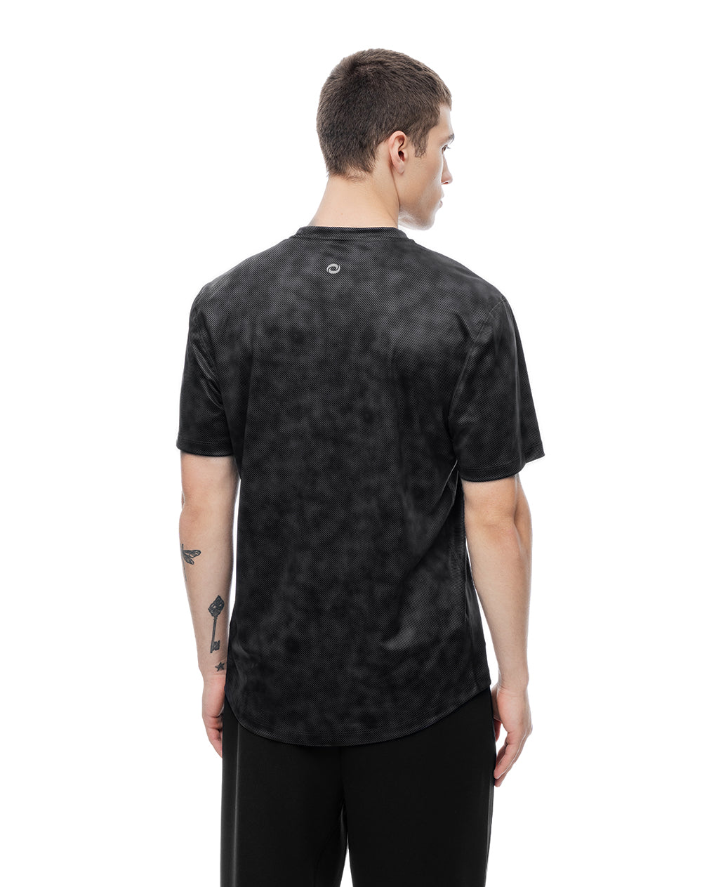 Camiseta deportiva control de humedad negra estampada hombre