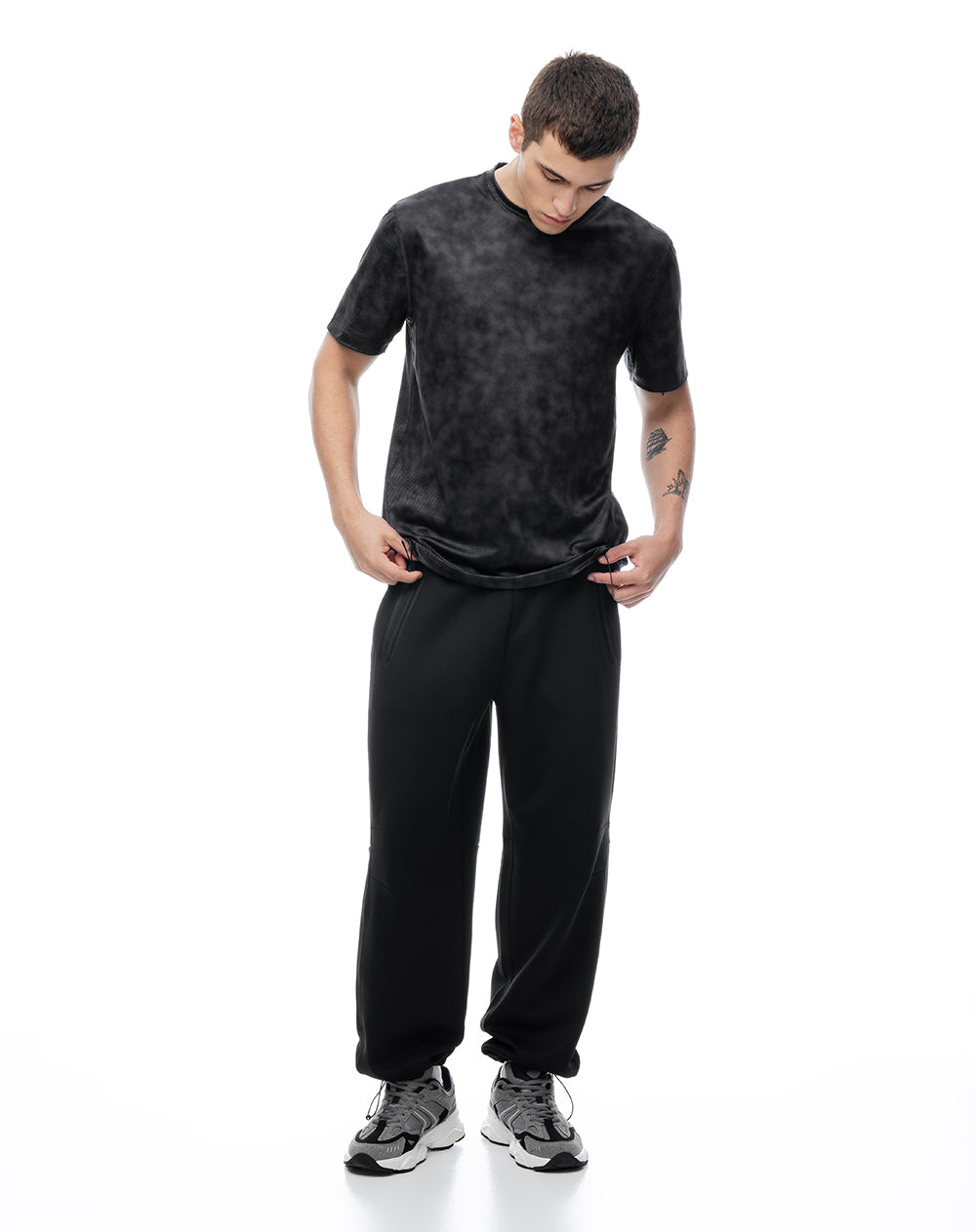 Camiseta deportiva control de humedad negra estampada hombre