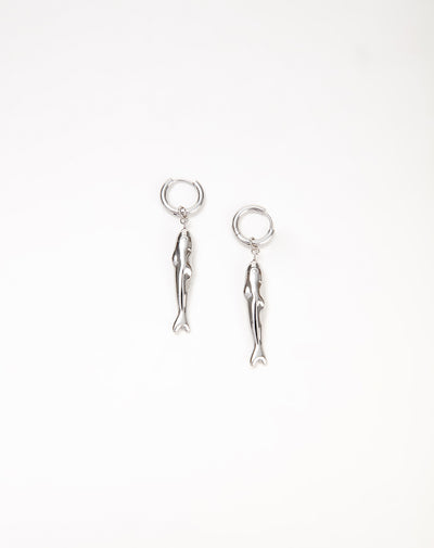 Aretes peces plateados mujer