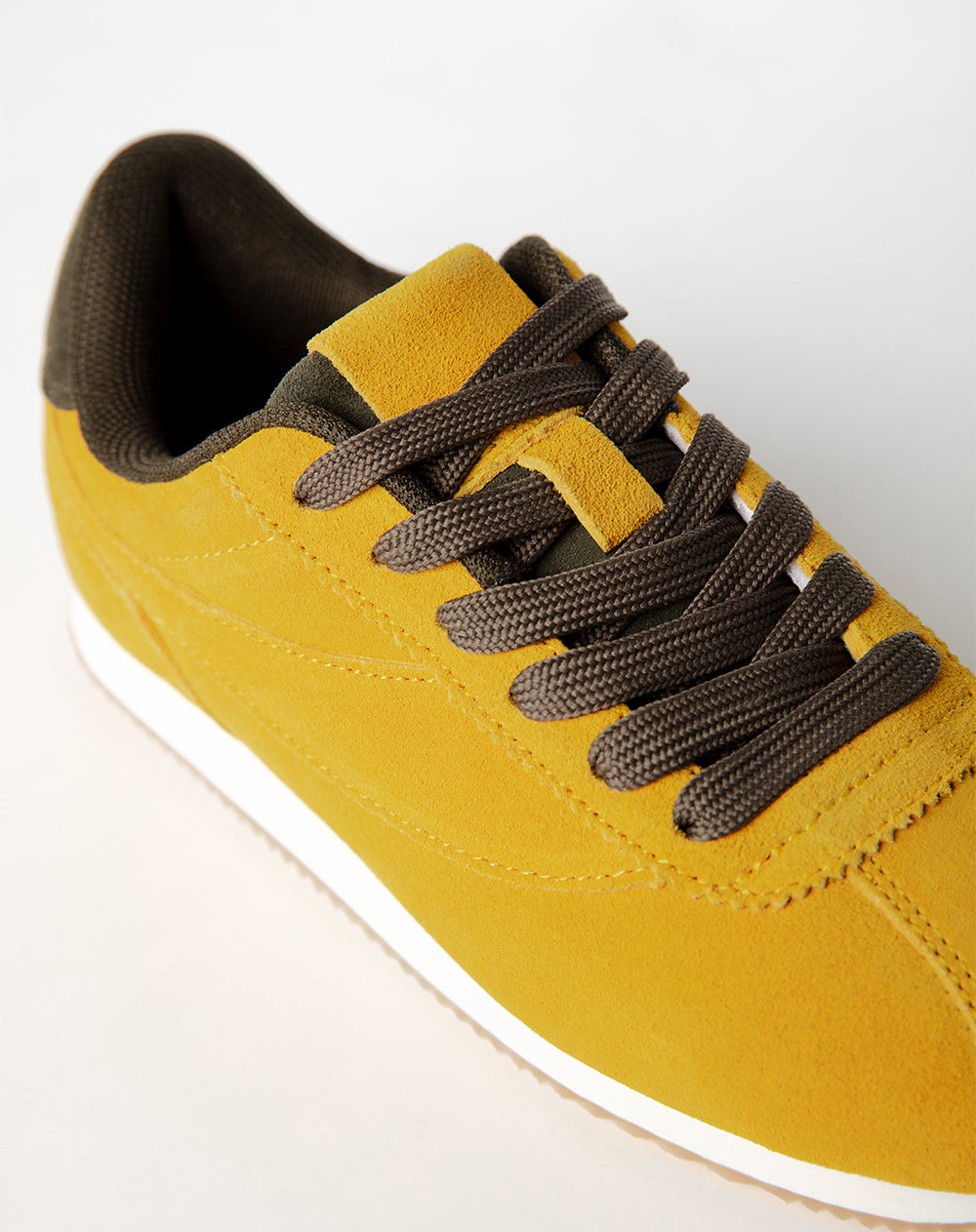 Tenis amarillo