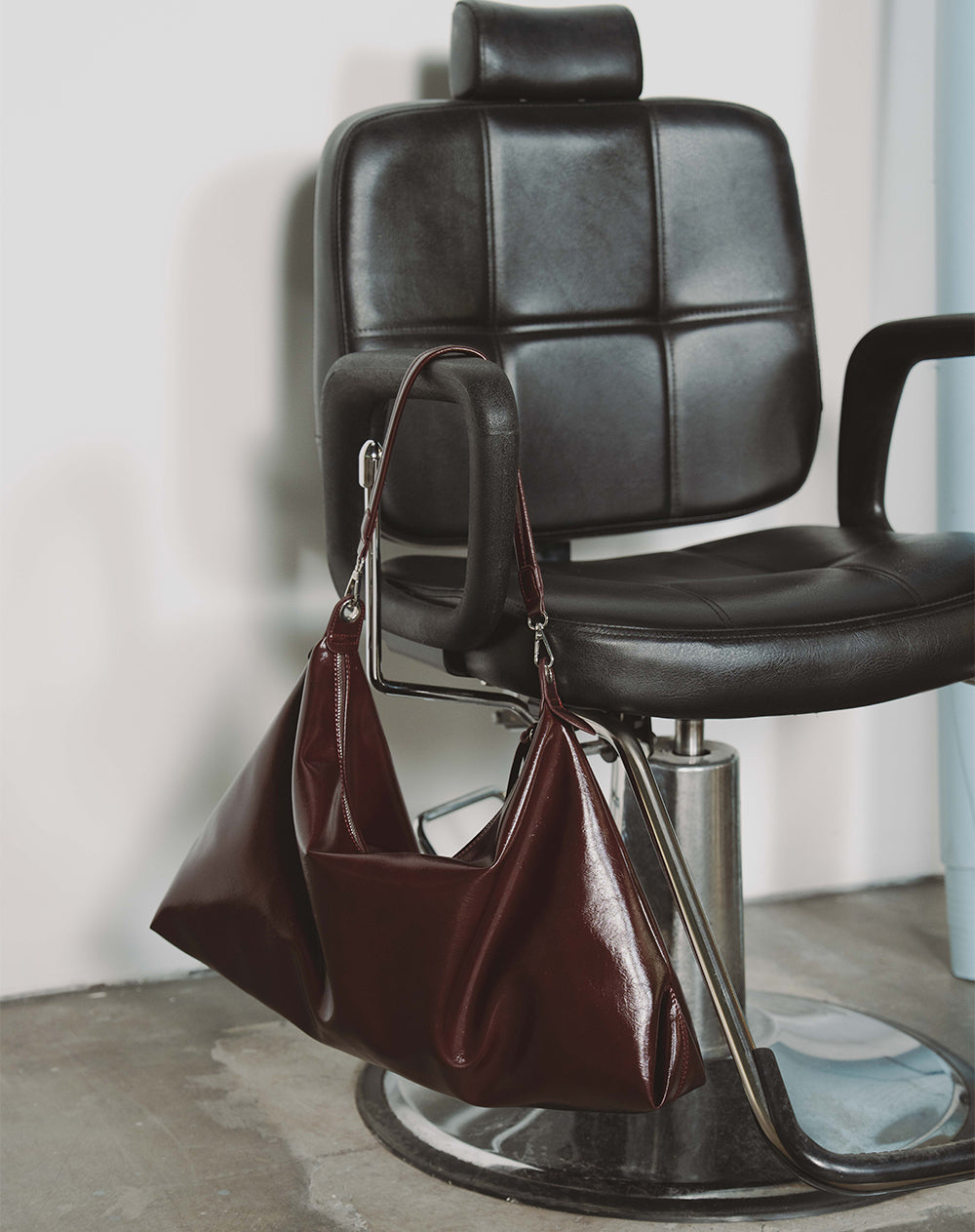 Maxibolso efecto charol vino tinto mujer